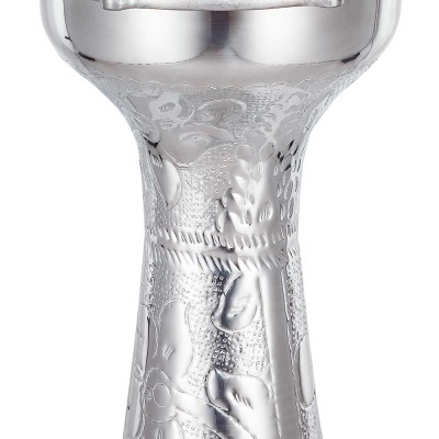 Darbuka metálica prateada com copa branca e padrão floral em relevo