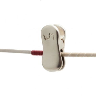 Mola metálica prateada segurando um fio bege com secção vermelha