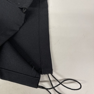 Máscara preta de tecido com cordões para as orelhas