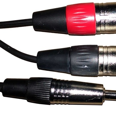 Conectores de áudio XLR vermelho e preto e um jack de 6.35 mm preto com cabo preto
