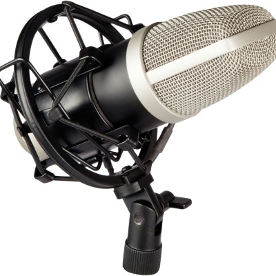 Microfone condensador prateado com suporte anti-vibração preto