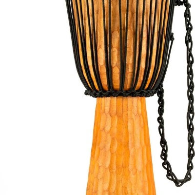 Tambor djembe de madeira com cordas pretas