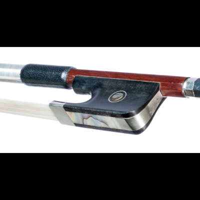 Arco de violino com madeira castanho-avermelhada e ponteira hexagonal metálica