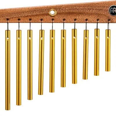 Instrumento musical com tubos dourados pendurados numa base de madeira