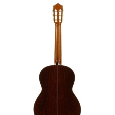 Guitarra clássica de madeira vista de costas com fundo branco