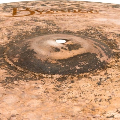 Prato de bateria Byzance com textura metálica envelhecida e manchas escuras