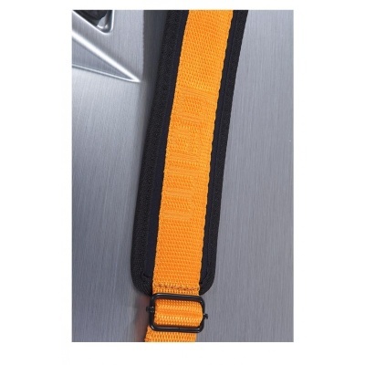 Correia ajustável laranja com bordas pretas e fivela preta sobre fundo metálico cinzento