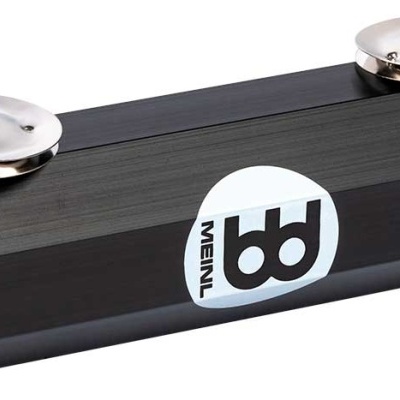 Suporte preto retangular com pratos metálicos e logo MEINL