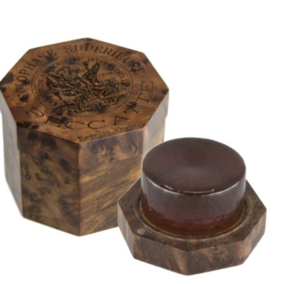 Recipiente octogonal em madeira escura com tampa decorada e tinto castanho brilhante