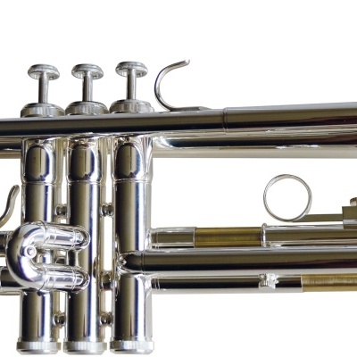 Trompete metálico prateado com três pistões