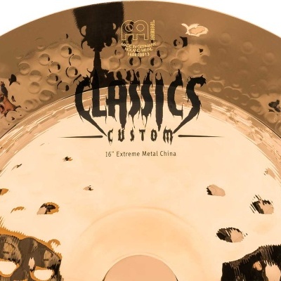 Prato para bateria dourado com textura martelada e texto impresso