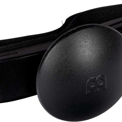 Pulseira preta com disco redondo e logótipo 'MA'