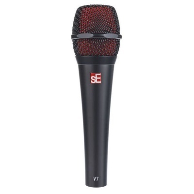 Microfone preto com grelha vermelha e logotipo sE