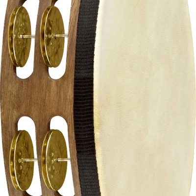 Pandeireta de madeira com pele clara e címbalos dourados em metal