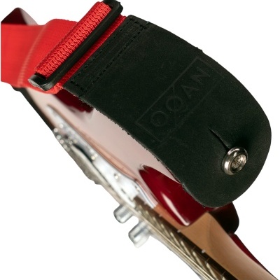 Correia de guitarra vermelha e preta com fecho metálico e logo NYOCA em couro.
