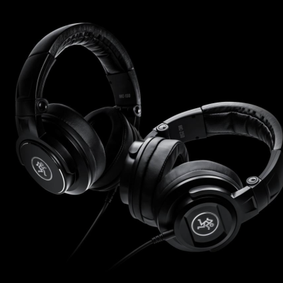 Auscultadores pretos acolchoados com logotipo circular branco