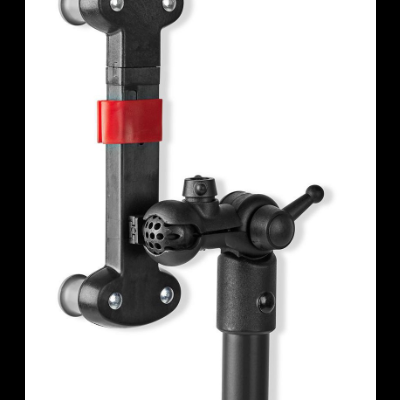 Suporte preto para iluminação com braço articulado e faixa vermelha