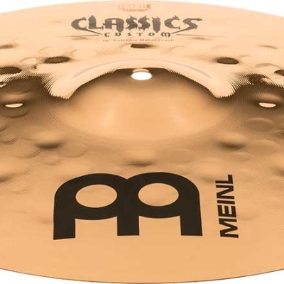 Prato de bateria dourado martelado com textos CLASSICS CUSTOM e MEINL