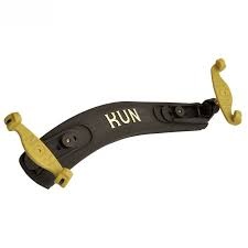 Suporte de ombro para violino preto com texto KUN e extremidades de madeira.