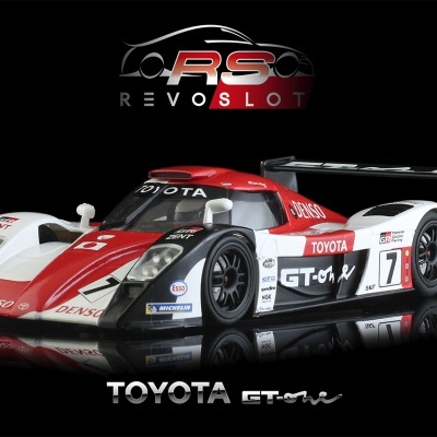Modelo de carro de corrida de slot Toyota GT-One vermelho, branco e preto com logótipos e número 7 sobre fundo preto