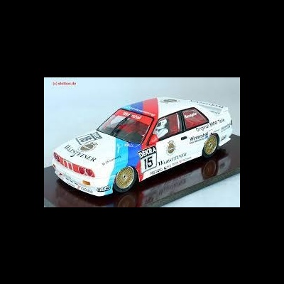 Modelo de carro de corrida BMW em escala branco com detalhes coloridos e logos de patrocinadores