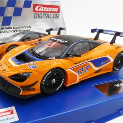 Miniatura de carro de corrida laranja com detalhes em azul e preto em base azul