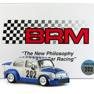Miniatura de carro de corrida azul e cinza com texto BRM em embalagem