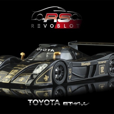 Miniatura de carro de corrida preto com detalhes dourados e logotipos
