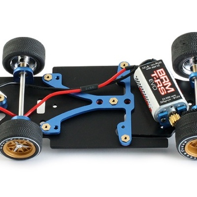 Chassis de carro de slot racing com motor BRM 700S EVO3