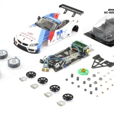 Conjunto de modelo de carro de corrida BMW Z4 GT3 desmontado com peças e embalagem