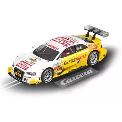 Modelo de carro de corrida Audi branco e amarelo numa pista de slot racing