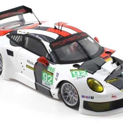 Miniatura de carro de corrida Porsche branco com detalhes vermelhos e pretos