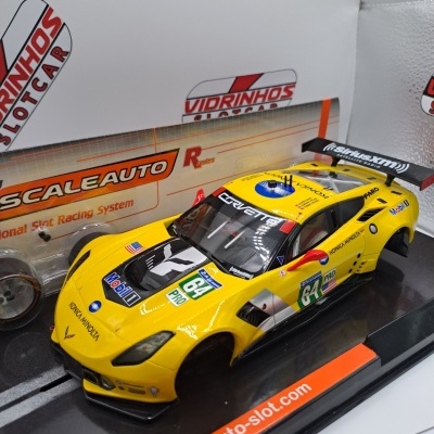 Miniatura de carro de corrida amarelo e preto com número 64 e logotipos em embalagem transparente