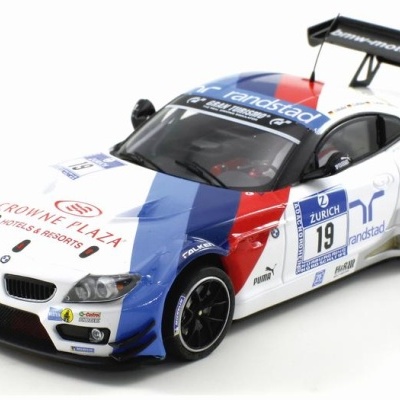 Miniatura de carro de corridas BMW branco, azul e vermelho com asa traseira preta