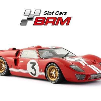 Carro de slot vermelho com riscas brancas e número 3