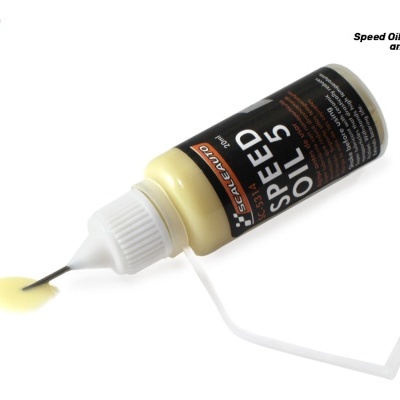 Frasco de óleo cerâmico Speed Oil 5 da Scaleauto com bico aplicador e óleo amarelado