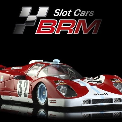 Carro de slot car vermelho, branco e azul claro com número 32 e marcas Shell, Ferodo, Camel Filters, Scuderia Filipinetti