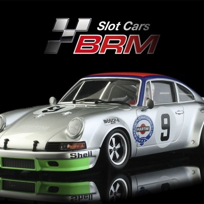 Carro slot prata com números e logótipos em fundo negro