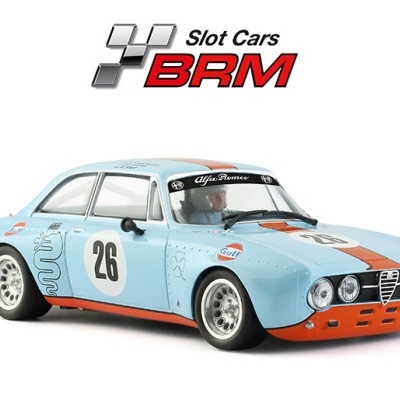 Miniatura de carro de slot Alfa Romeo azul claro com faixa laranja e número 26