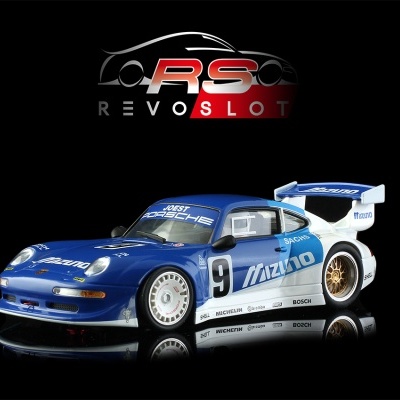 Slot car azul e branco número 9 com logótipos em fundo preto e logótipo Revoslot