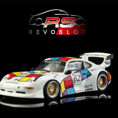 Carrinho slot car branco com detalhes coloridos e logótipo RS REVOSLOT ao fundo