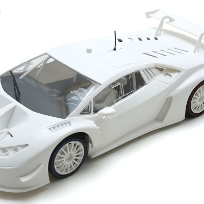 Miniatura de carro de corrida branco LB Huracan GT3 com asa traseira.