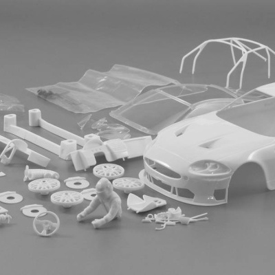 Kit de modelo de carro desportivo branco com peças desmontadas