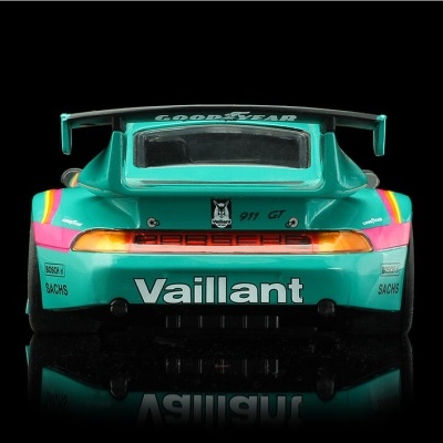 Carro de corrida verde e rosa visto de trás com texto Vaillant e asa traseira