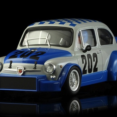 Miniatura de carro de corrida azul e cinza com número 202 e spoiler traseiro.