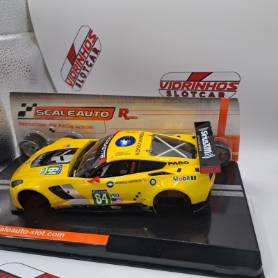 Miniatura de carro de slot amarela com número 64 e marcas em caixa transparente