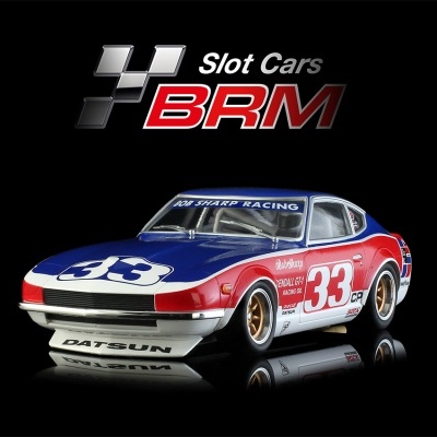 Miniatura de carro de slot racing Datsun nas cores azul, vermelho e branco com o número 33