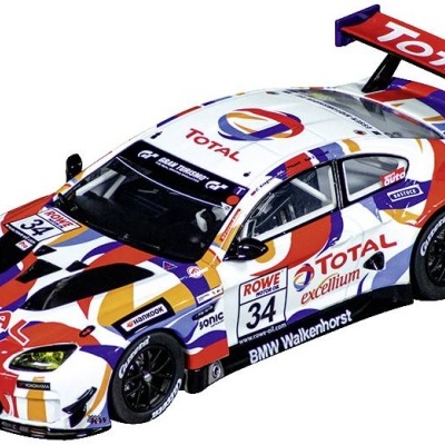 Modelo de carro de corrida BMW colorido com números e logos de patrocinadores