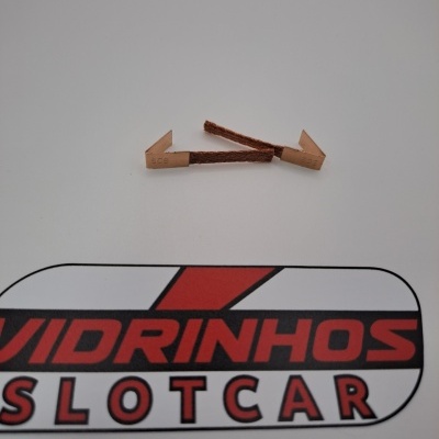 Componentes pequenos castanhos com extremidades beige angular sobre logotipo VIDRINHOS SLOTCAR