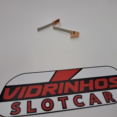 Chapa metálica com superfície de cobre sobre fundo branco com autocolante VIDRINHOS SLOTCAR.
